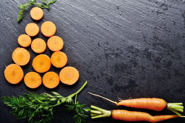 Quelles sont les meilleures façons de mettre en valeur des chaussures à motifs sans surcharger la tenue ?