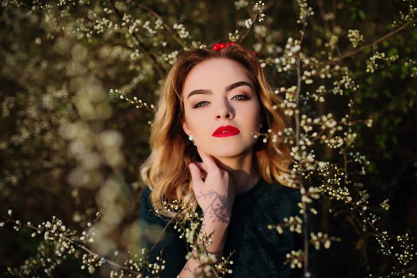 Quelle est la meilleure façon de porter un pull cache-cœur pour une silhouette élancée?