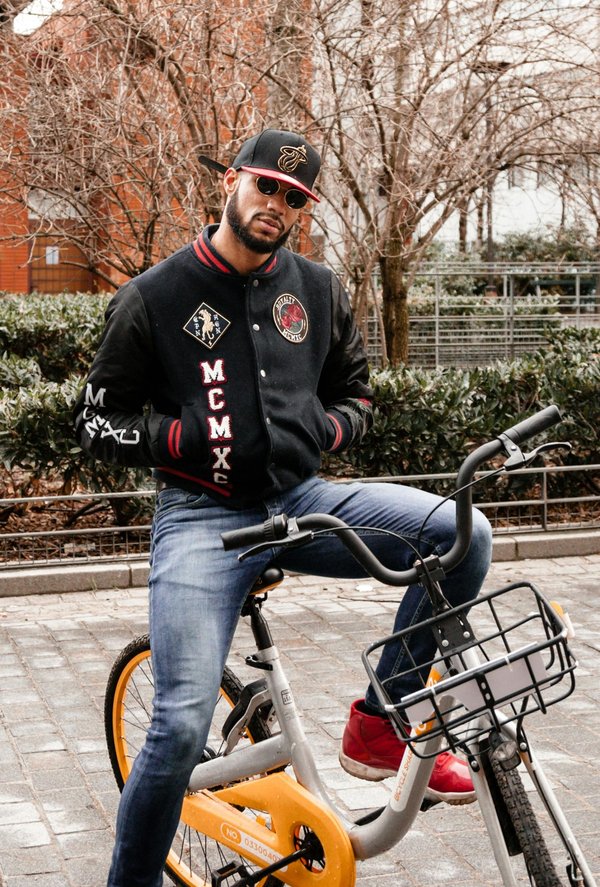 Ma varsity jacket noire : l'alliée parfaite de votre style